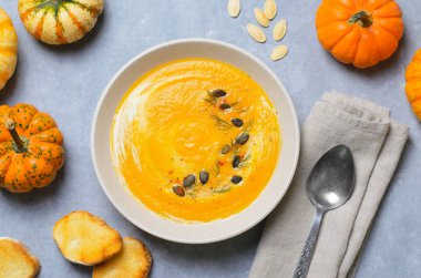 Krema, dereotu ve kabak çekirdeği, lezzetli yemek, üstten görünüm ile kabak çorbası