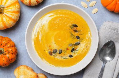 Krema, dereotu ve kabak çekirdeği, lezzetli yemek, üstten görünüm ile kabak çorbası