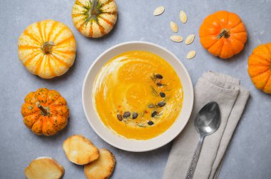 Krema, dereotu ve kabak çekirdeği, lezzetli yemek, üstten görünüm ile kabak çorbası