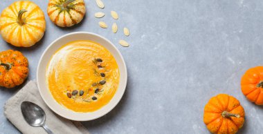 Krema, dereotu ve kabak çekirdeği, lezzetli yemek, üstten görünüm, uzun biçimde kabak çorbası