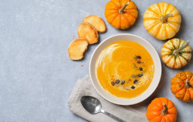 Krema, dereotu ve kabak çekirdeği, lezzetli yemek, üstten görünüm ile kabak çorbası