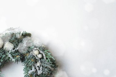 Noel çelenk beyaz arka plan üzerinde en iyi görünüm, düz Lay, kış tatil kavramı