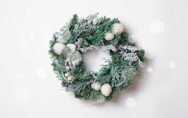 Noel çelenk beyaz arka plan üzerinde en iyi görünüm, düz Lay, kış tatil kavramı