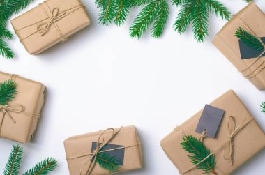 Noel hediyeleri çam dalları beyaz arka planda, kış tatil kavramı ile