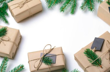 Noel hediyeleri çam dalları beyaz arka planda, kış tatil kavramı ile