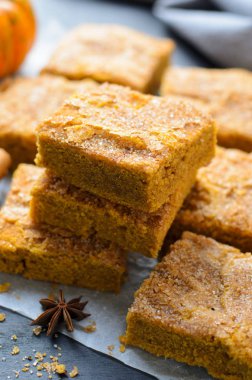 Tarçınlı şeker kabuk, kabak çubuklarıyla taze pişmiş baharatlı kabak Sarışınlar