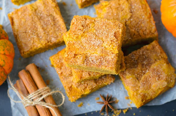 Tarçınlı şeker kabuk, kabak çubuklarıyla taze pişmiş baharatlı kabak Sarışınlar