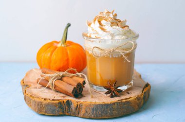 Kabak Spice Latte, kahve, süt veya krema ve tarçın, sonbahar içki ile güler yüzlü