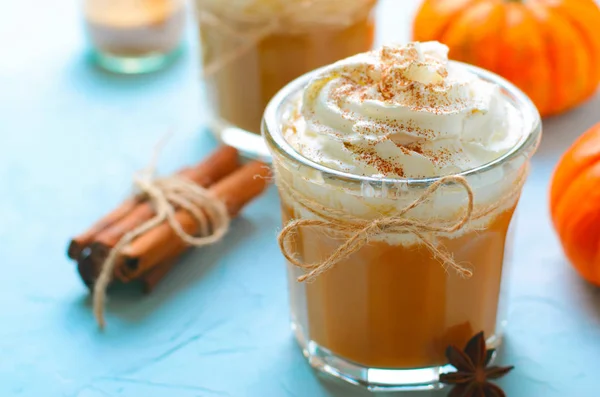 Kabak Spice Latte Kahve Süt Veya Krema Tarçın Sonbahar Içki — Stok fotoğraf