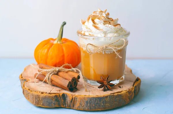 Kabak Spice Latte, kahve, süt veya krema ve tarçın, sonbahar içki ile güler yüzlü