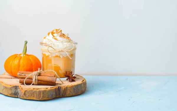 Kabak Spice Latte, kahve, süt veya krema ve tarçın, sonbahar içki ile güler yüzlü