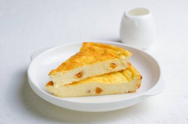 Süzme peynir pasta kuru kayısı ile ev yapımı pasta beyaz arka planda, sonbahar çay saati