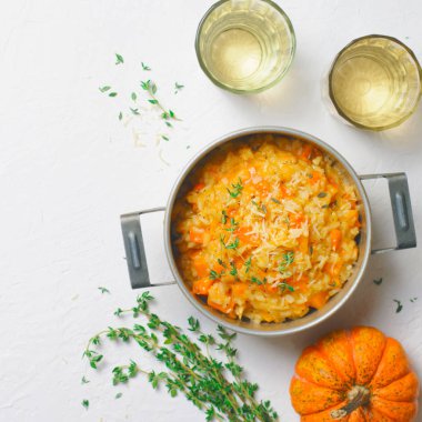 Kekik ve Parmesan Vintage bir tencerede, İtalyan mutfağının lezzetli kabak Risotto