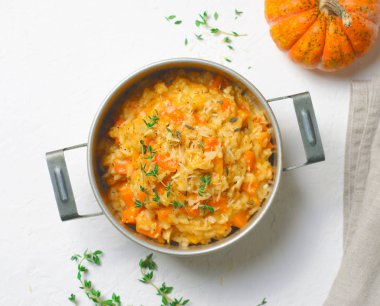 Kekik ve Parmesan Vintage bir tencerede, İtalyan mutfağının lezzetli kabak Risotto