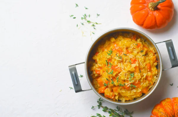 Kekik ve Parmesan Vintage bir tencerede, İtalyan mutfağının lezzetli kabak Risotto