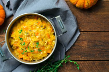 Kekik ve Parmesan Vintage bir tencerede, İtalyan mutfağının lezzetli kabak Risotto