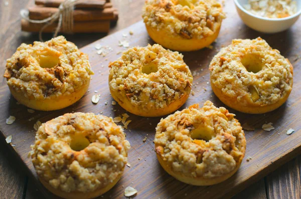 Äppelpaj Donuts Med Kanel Havregryn Smulpaj Hemmagjord Nybakade Munkar — Stockfoto