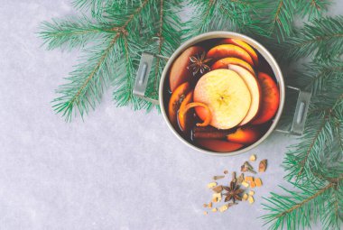 Mulled şarap, sıcak içecek portakal ve elma Vintage bir tencerede ile kış içecek baharatlı.