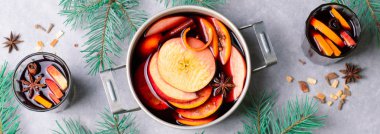 Mulled şarap, sıcak içecek portakal ve elma Vintage bir tencerede ile kış içecek baharatlı.