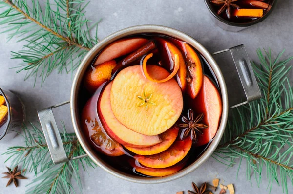 Glühwein Heißes Gewürzgetränk Mit Orange Und Apfel Vintage Topf Wintergetränk — Stockfoto