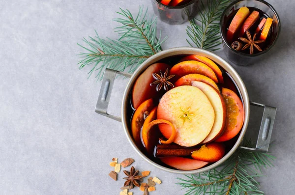 Glühwein Heißes Gewürzgetränk Mit Orange Und Apfel Vintage Topf Wintergetränk — Stockfoto