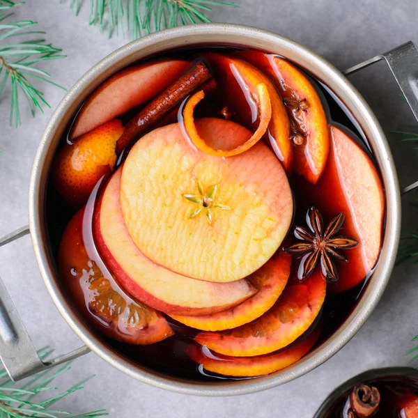 Glühwein Heißes Gewürzgetränk Mit Orange Und Apfel Vintage Topf Wintergetränk — Stockfoto