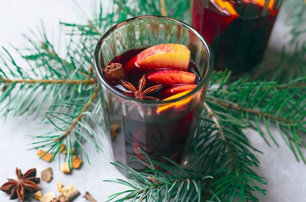 Mulled Wine Glasses Hot Drink Orange Apple Spices Winter Beverage — Stock Photo, Image