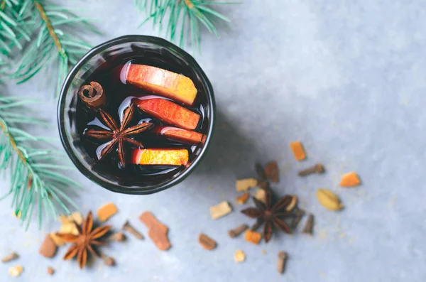 Glühwein Glas Heißgetränk Mit Orange Apfel Und Gewürzen Wintergetränk — Stockfoto