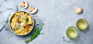 Kremalı mantar Pasta taze kekik ve İtalyan mutfağı Vintage bir tencerede Parmesan ile