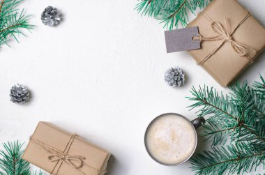 Kış konsepti, Noel, kahve kupa, çam kozalakları ve Braches, rahat natürmort arka plan, düz yatıyordu, en iyi görünüm sunar