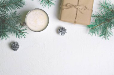 Kavramı, Noel hediyesi, kahve kupa, çam kozalakları ve Braches kış, natürmort arka plan, düz Lay, üstten görünüm rahat