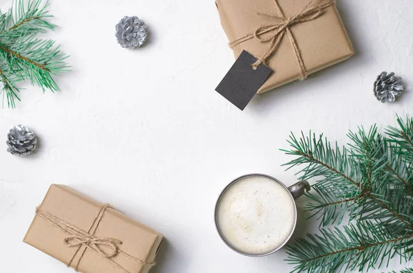 Koncepcja Zima Boże Narodzenie Przedstawia Kubek Kawy Szyszki Gałęzi Produkcji — Zdjęcie stockowe