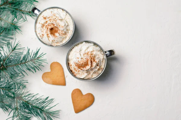 Bebida Caliente Con Crema Batida Galletas Forma Corazón Tazas Café — Foto de Stock