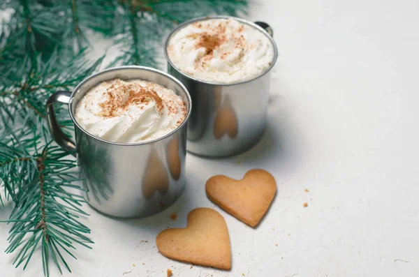 Bebida Caliente Con Crema Batida Galletas Forma Corazón Tazas Café — Foto de Stock