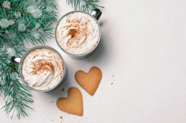 Bebida Caliente Con Crema Batida Galletas Forma Corazón Tazas Café — Foto de Stock