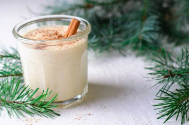Eggnog, geleneksel Noel içki, tarçın ve Hindistan cevizi kış tatilleri için ev yapımı kokteyl