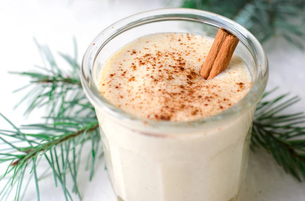 Eggnog Hagyományos Karácsonyi Koktélra Házi Készítésű Fahéj Szerecsendió Téli Ünnepek — Stock Fotó