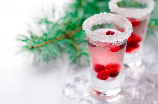 Cocktail Cranberry Com Gelo Fundo Branco Bebida Refrescante — Fotografia de Stock