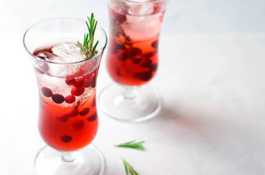 Buz ve serinletici içecek beyaz zemin üzerine biberiye ile kızılcık kokteyl