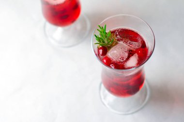 Buz ve serinletici içecek beyaz zemin üzerine biberiye ile kızılcık kokteyl
