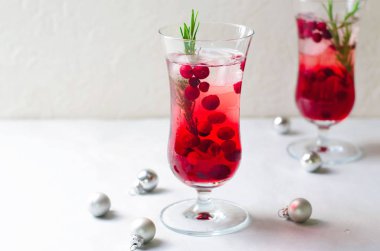 Buz ve serinletici içecek beyaz zemin üzerine biberiye ile kızılcık kokteyl