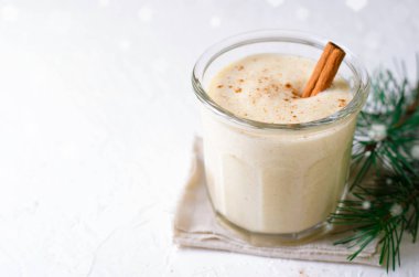 Eggnog, geleneksel Noel içki, tarçın ve Hindistan cevizi kış tatilleri için ev yapımı kokteyl