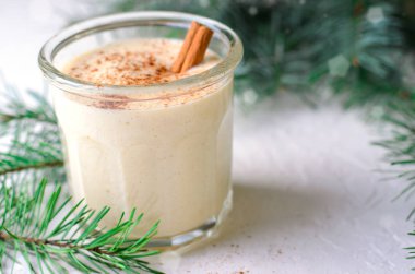Eggnog, geleneksel Noel içki, tarçın ve Hindistan cevizi kış tatilleri için ev yapımı kokteyl