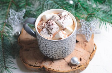 Sıcak kakao içki hatmi Noel arka plan, kış çikolata veya kahve tatlı içecek bir kupa ile