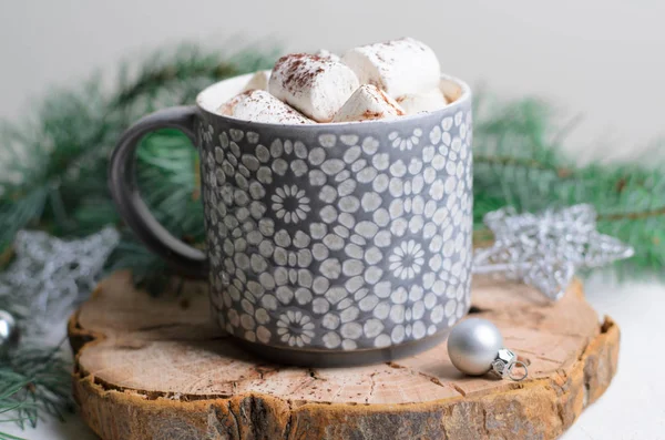热可可饮料与棉花糖在一个杯子在圣诞节背景 冬季巧克力或咖啡甜饮料 — 图库照片