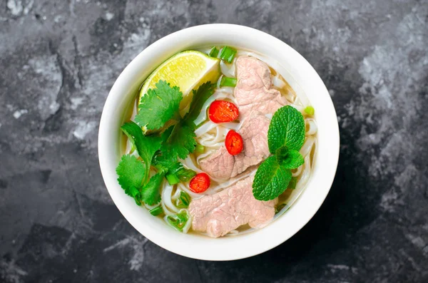 Geleneksel Vietnam Çorba Pho Pirinç Noodle Sığır Eti Otlar Üzerinde — Stok fotoğraf