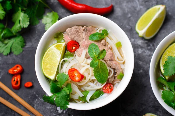 Traditionelle Vietnamesische Suppe Pho Mit Reisnudeln Rindfleisch Und Kräutern Auf — Stockfoto