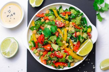 Taze sebze salatası, avokado, nohut, biber, salatalık ve ıspanak ile Sağlıklı Vegan Yemek