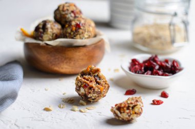 Sağlıklı enerji topları, çiğ Vegan topları ile yulaf ezmesi, kızılcık, tarihleri ve fındık, ev yapımı tatlılar