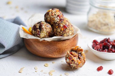 Sağlıklı enerji topları, çiğ Vegan topları ile yulaf ezmesi, kızılcık, tarihleri ve fındık, ev yapımı tatlılar